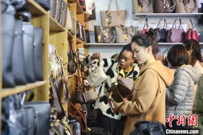 女士選購包包。　彭華 攝